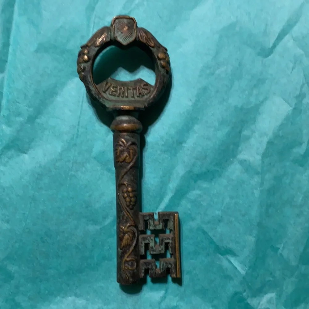 Cool wine cork opener, heavy metal pieces (2)